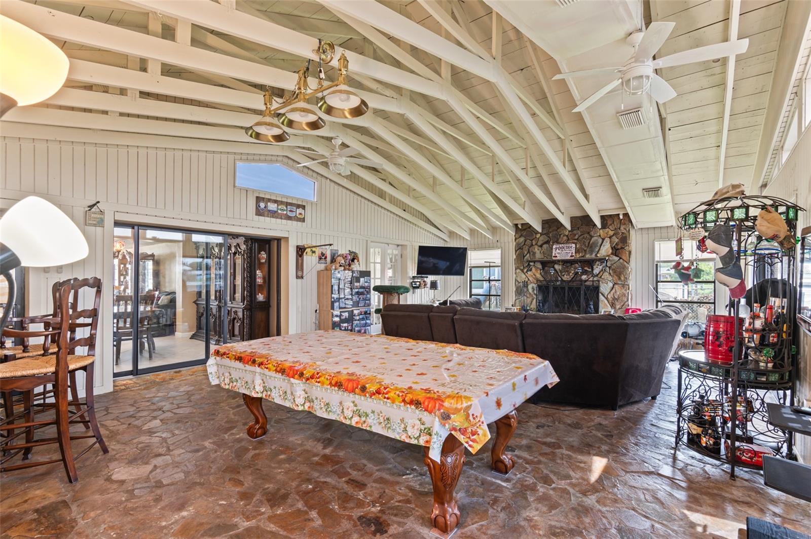 Listing photo id 27 for 2030 Norfolk Drive