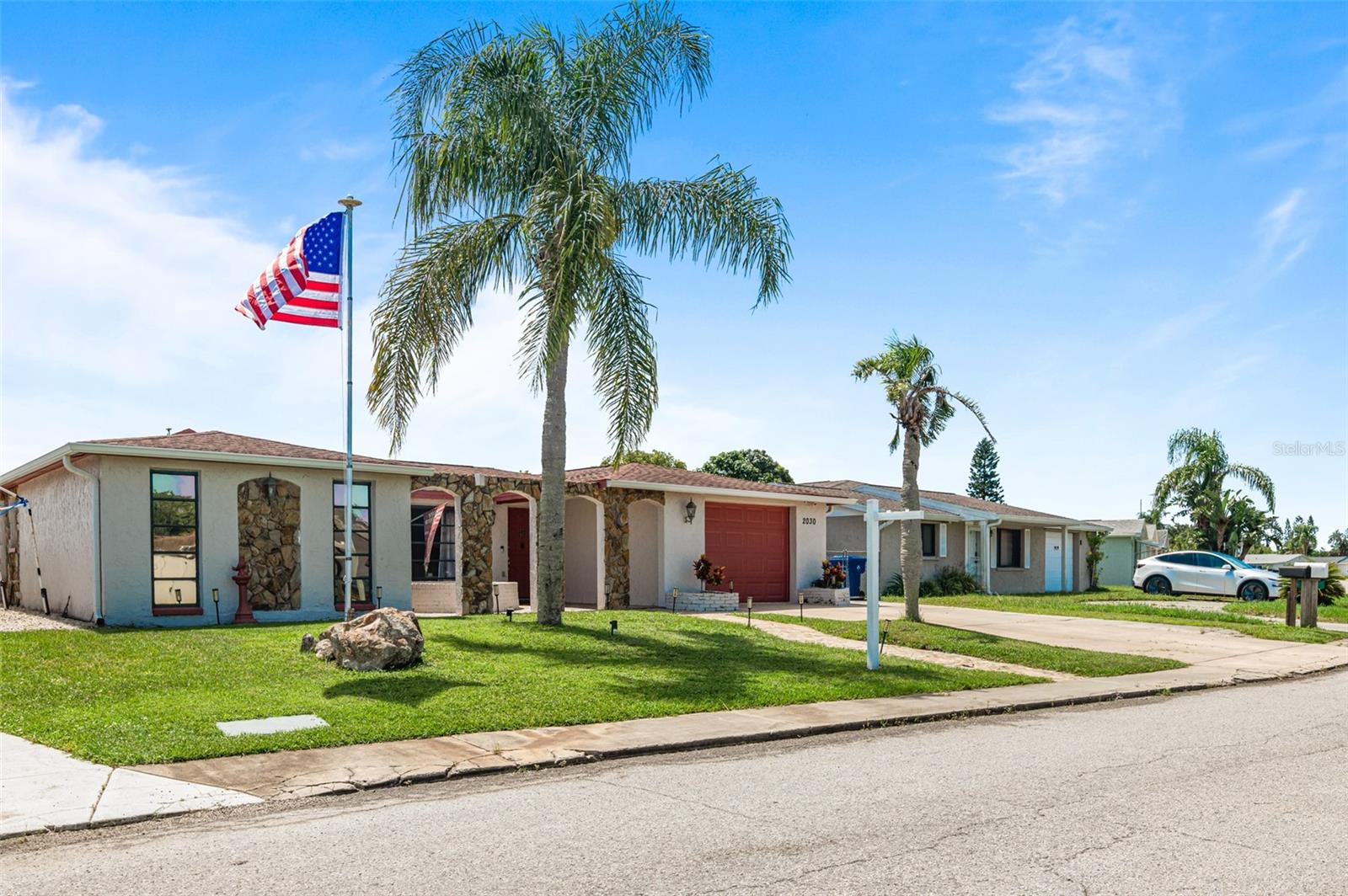 Listing photo id 1 for 2030 Norfolk Drive
