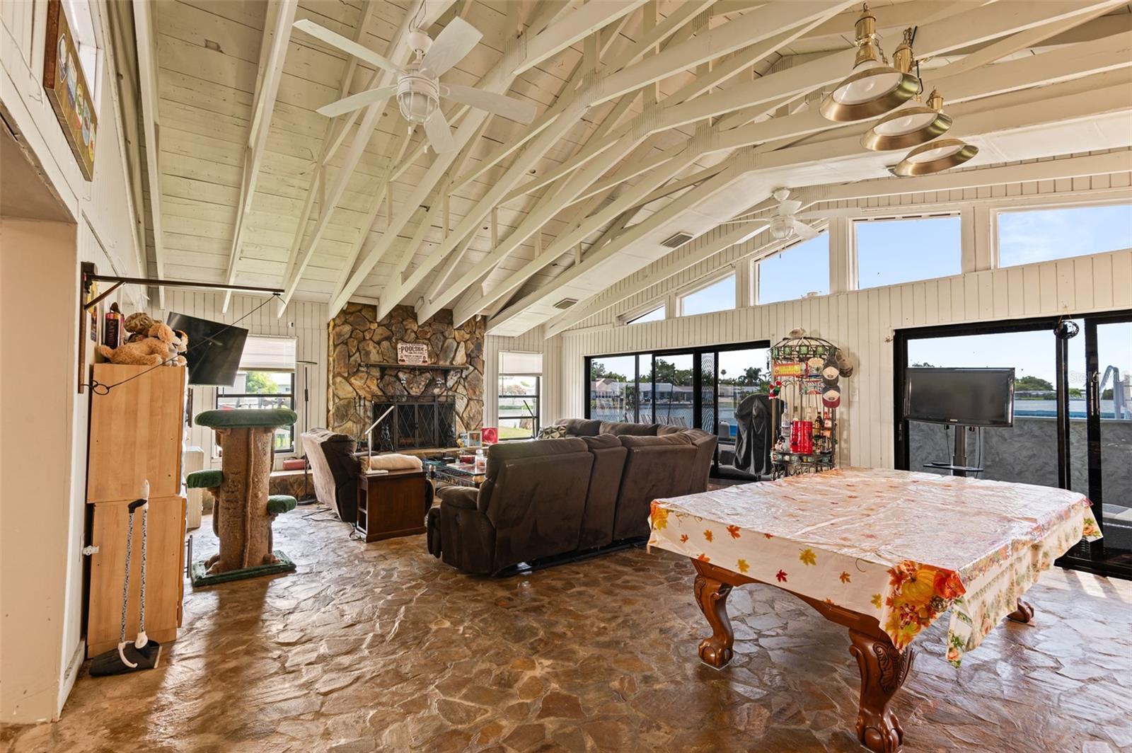 Listing photo id 28 for 2030 Norfolk Drive
