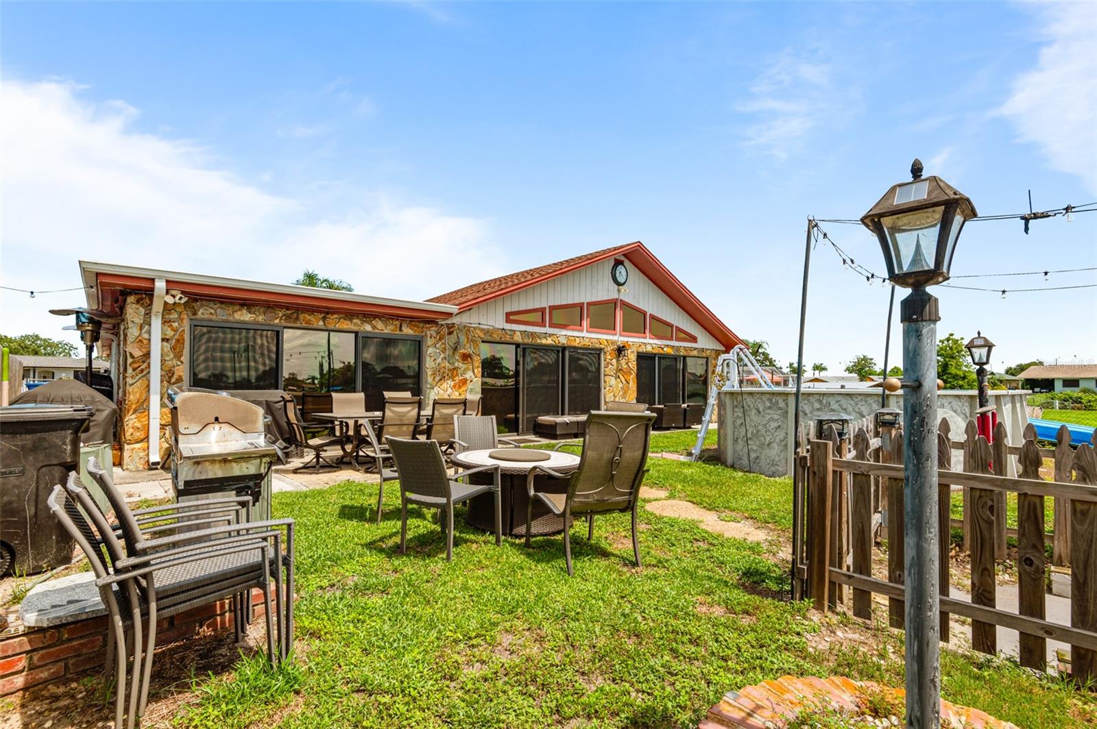 Listing photo id 31 for 2030 Norfolk Drive
