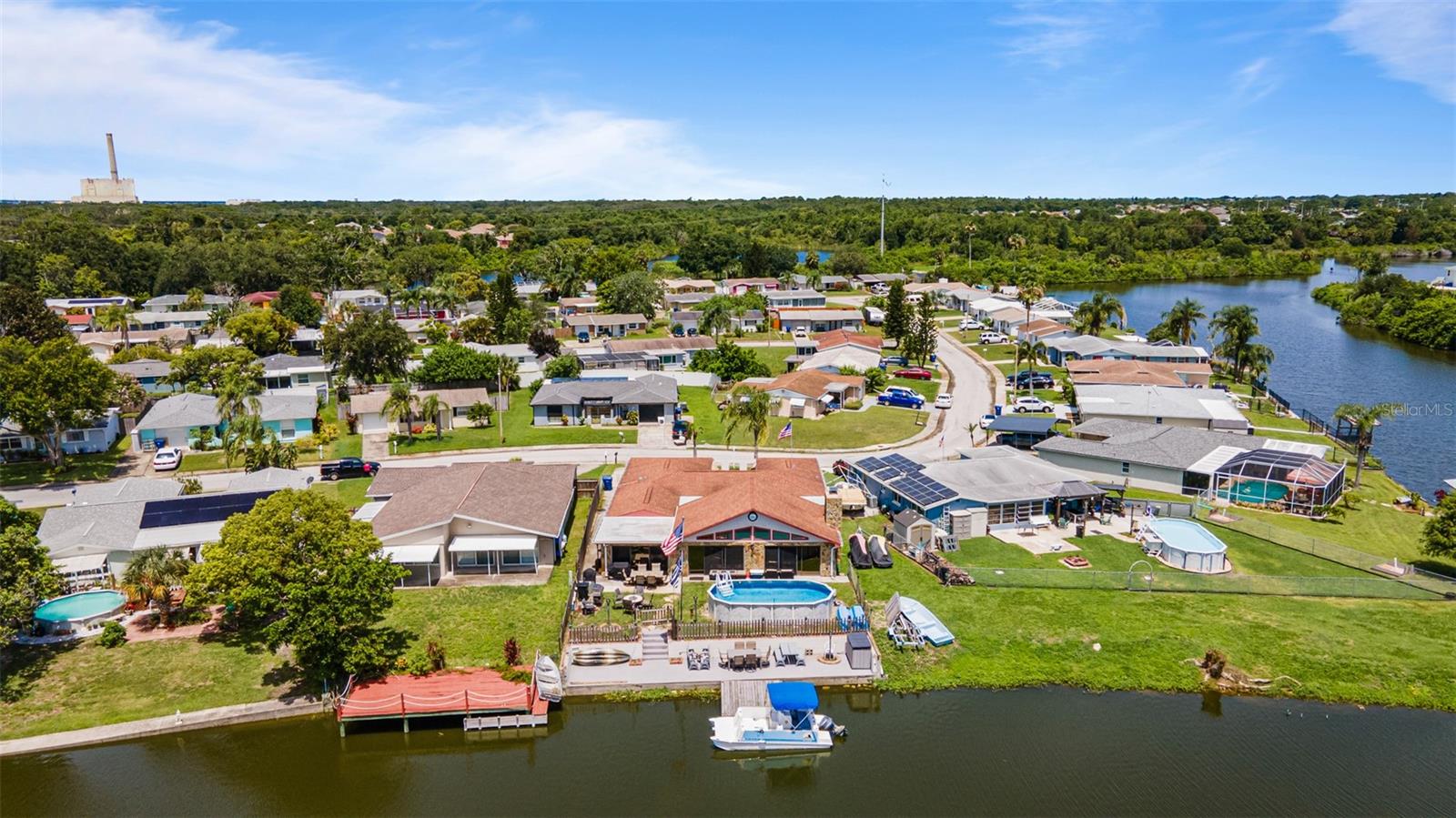 Listing photo id 37 for 2030 Norfolk Drive