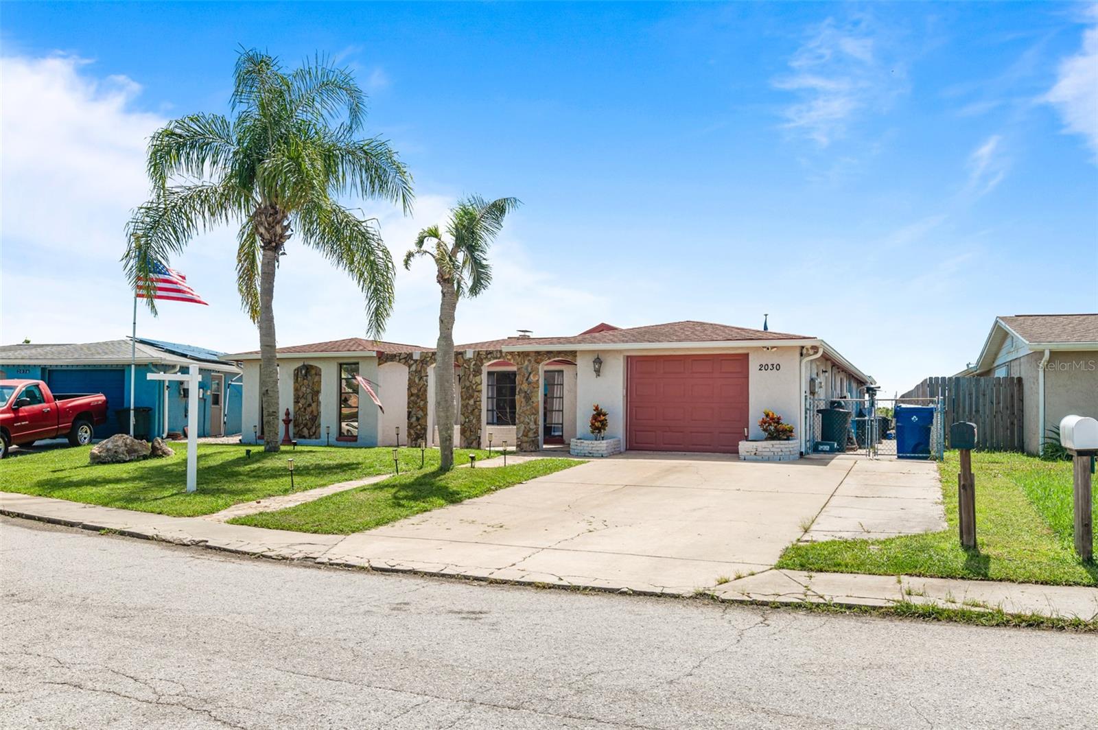 Listing photo id 2 for 2030 Norfolk Drive
