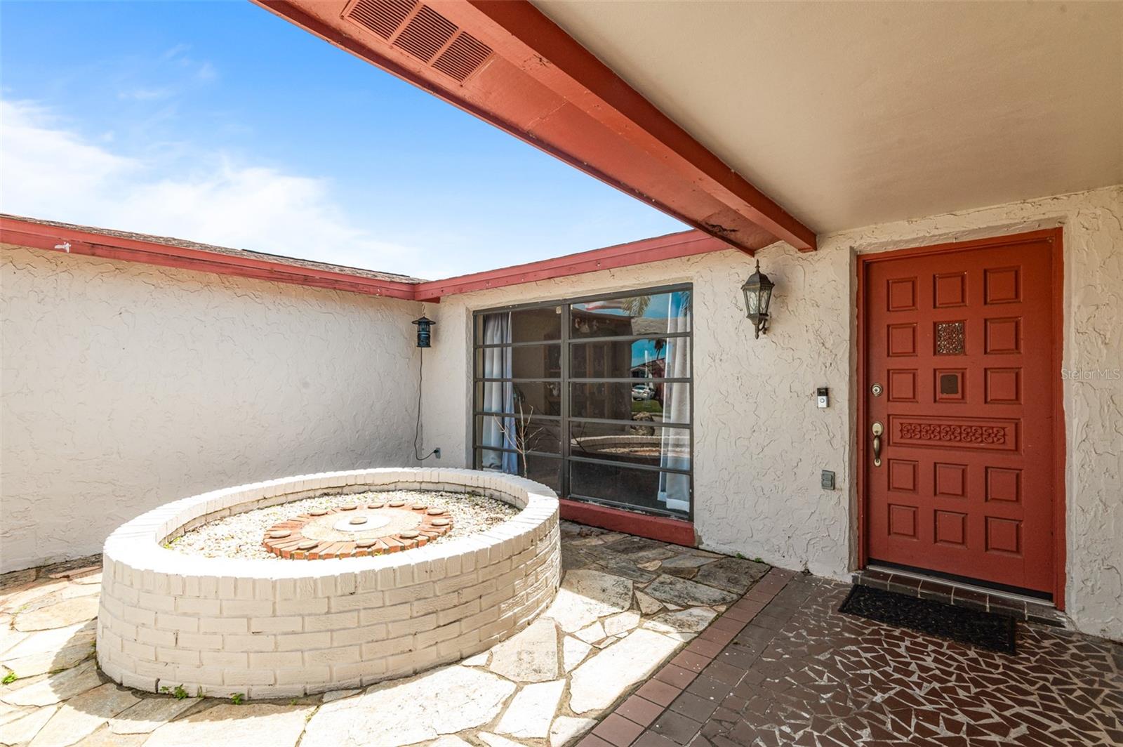 Listing photo id 3 for 2030 Norfolk Drive