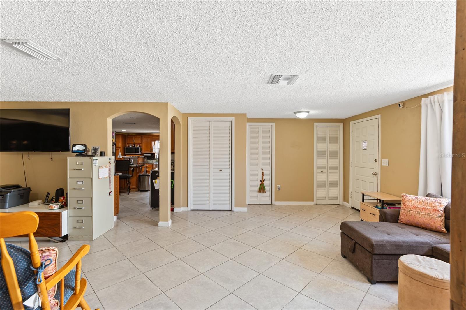 Listing photo id 6 for 2030 Norfolk Drive