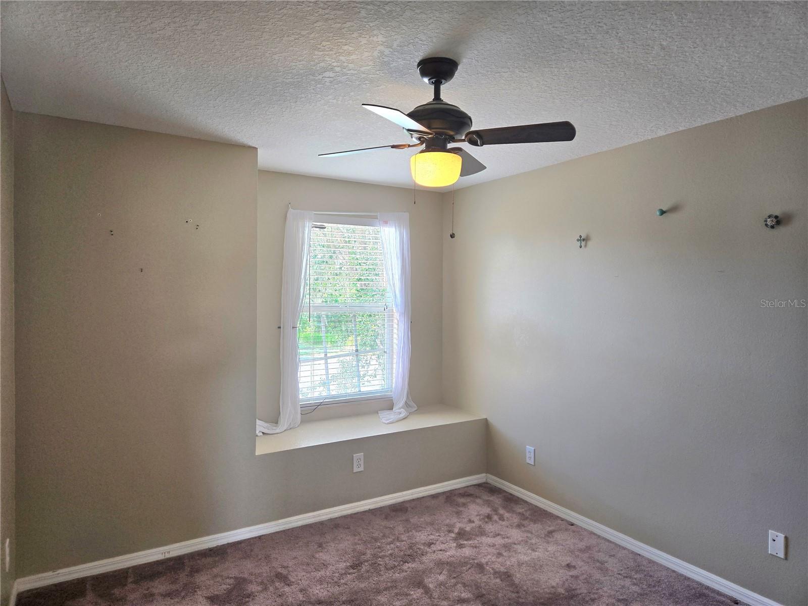Listing photo id 8 for 31141 Harthorn Court