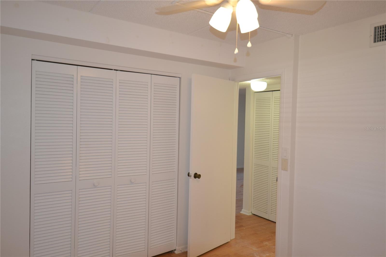 Image 13 of 39 For 209 Woodlake Wynde