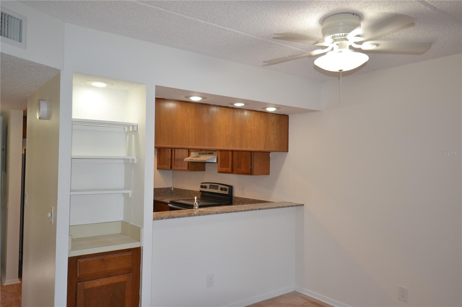 Image 15 of 39 For 209 Woodlake Wynde