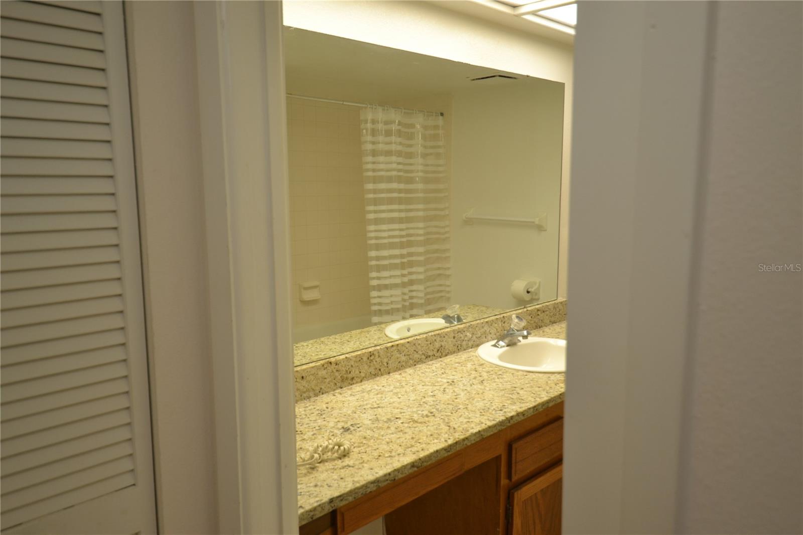 Image 23 of 39 For 209 Woodlake Wynde