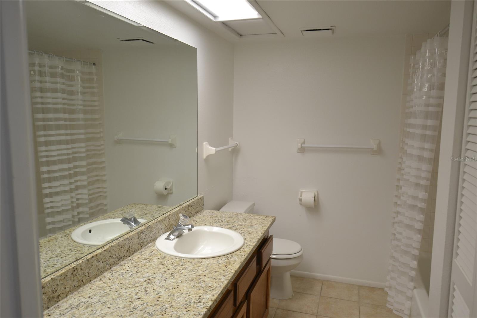 Image 24 of 39 For 209 Woodlake Wynde