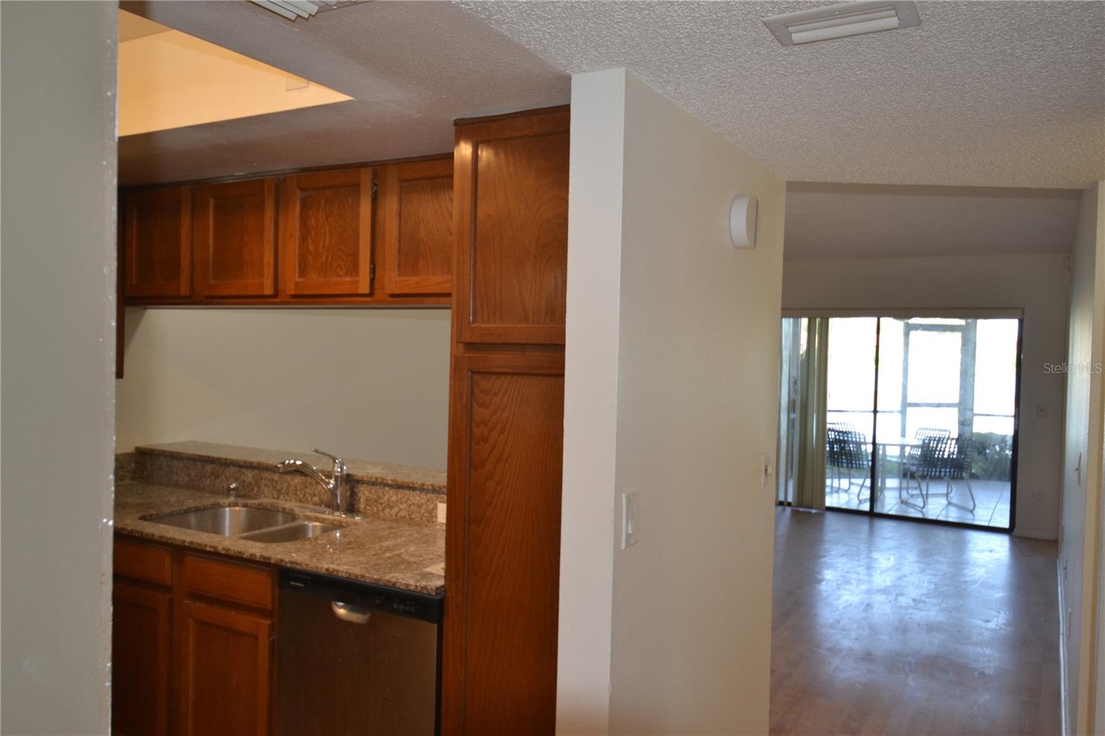 Image 3 of 39 For 209 Woodlake Wynde
