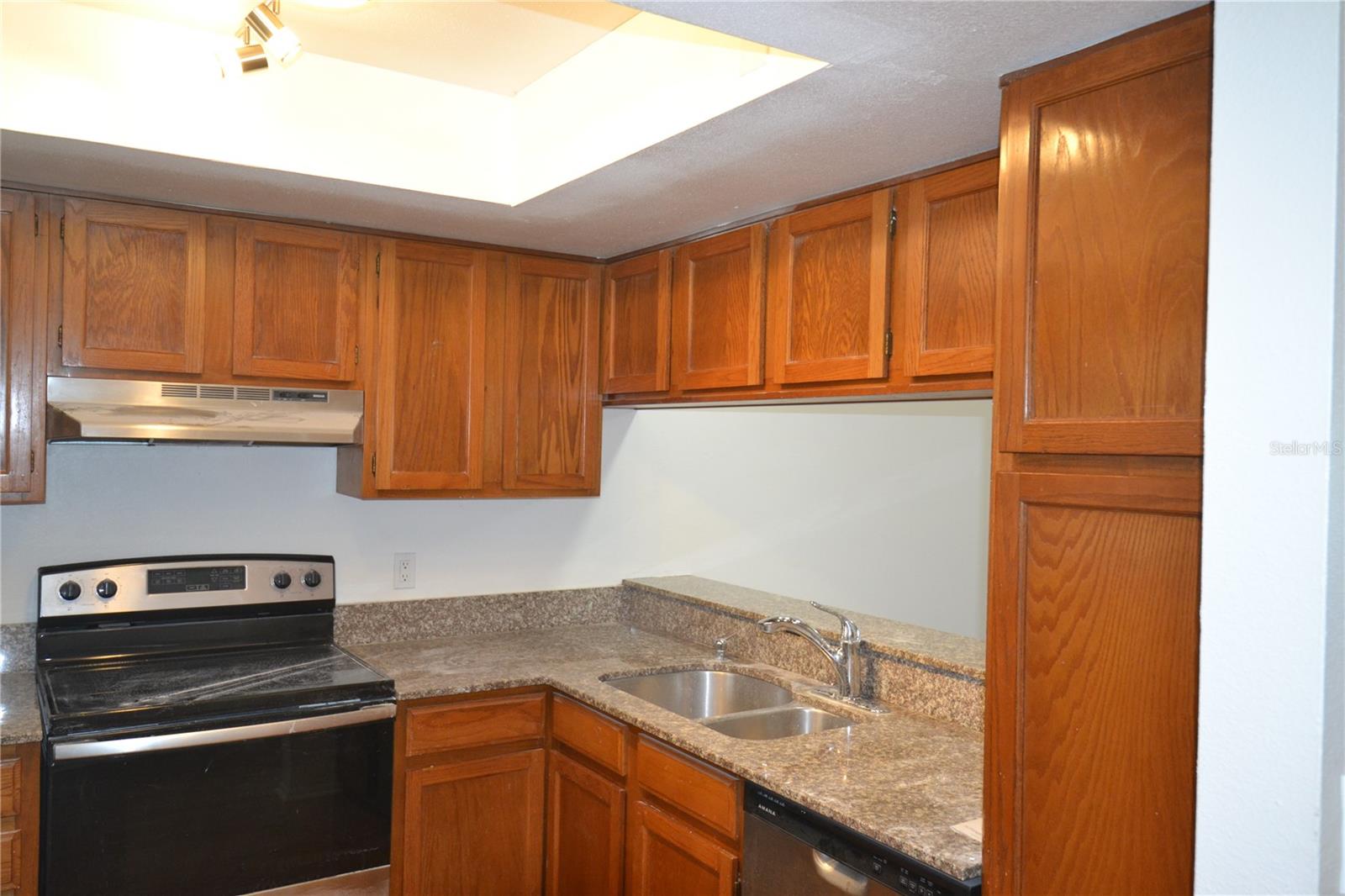 Image 4 of 39 For 209 Woodlake Wynde