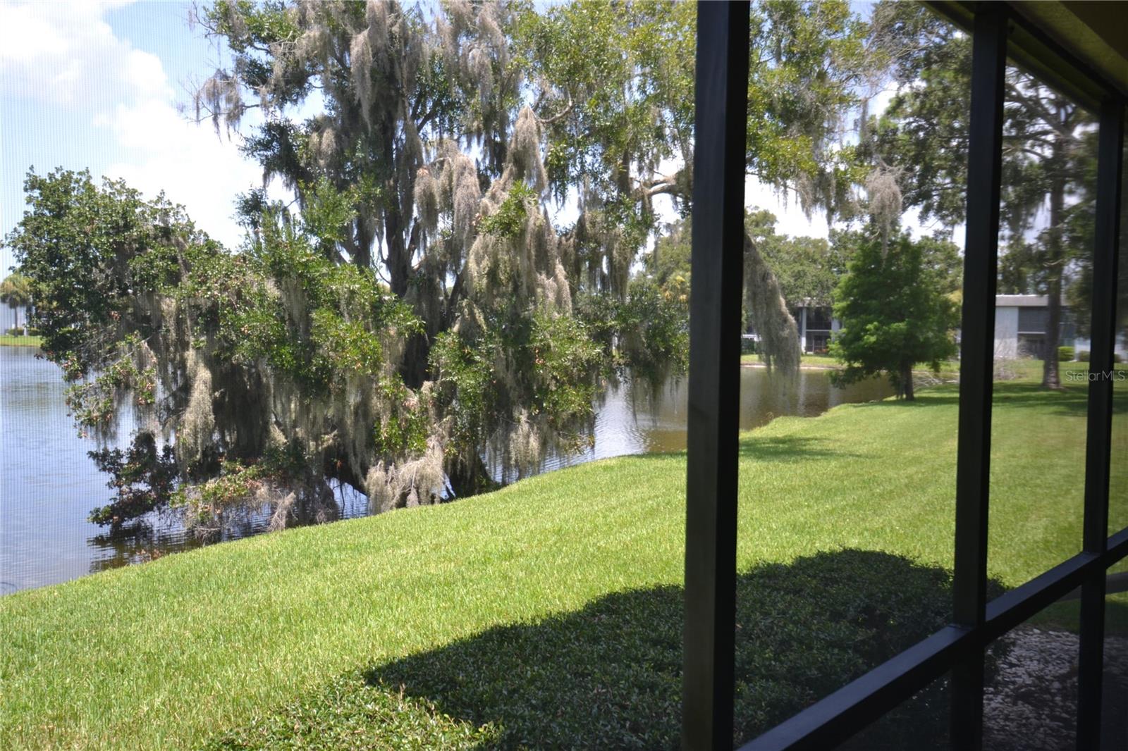 Image 45 of 71 For 209 Woodlake Wynde