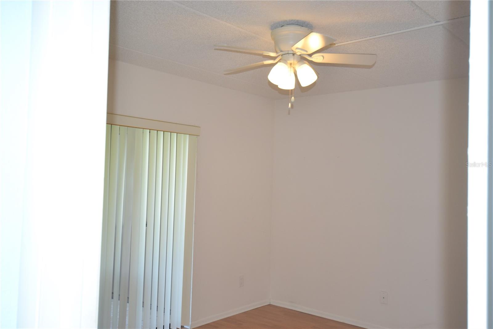 Image 51 of 71 For 209 Woodlake Wynde