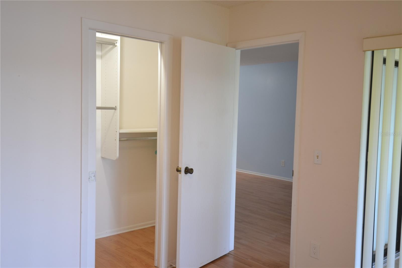 Image 54 of 71 For 209 Woodlake Wynde