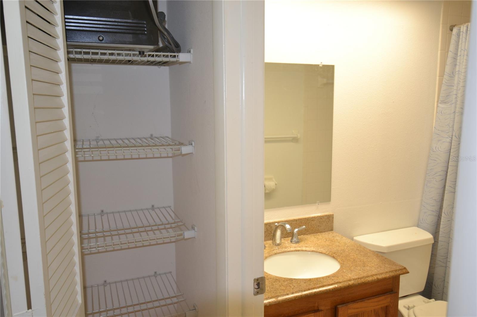 Image 9 of 39 For 209 Woodlake Wynde