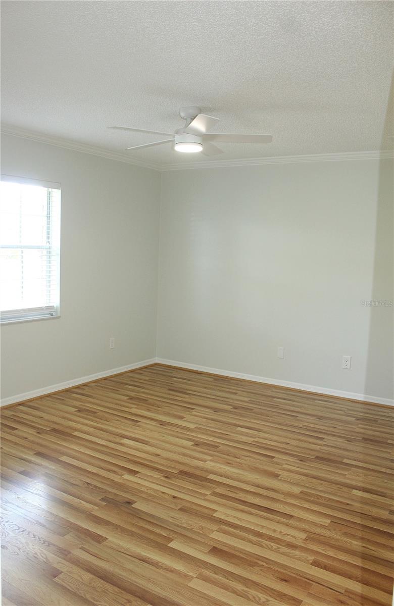 Listing photo id 8 for 6144 Elmhurst Drive