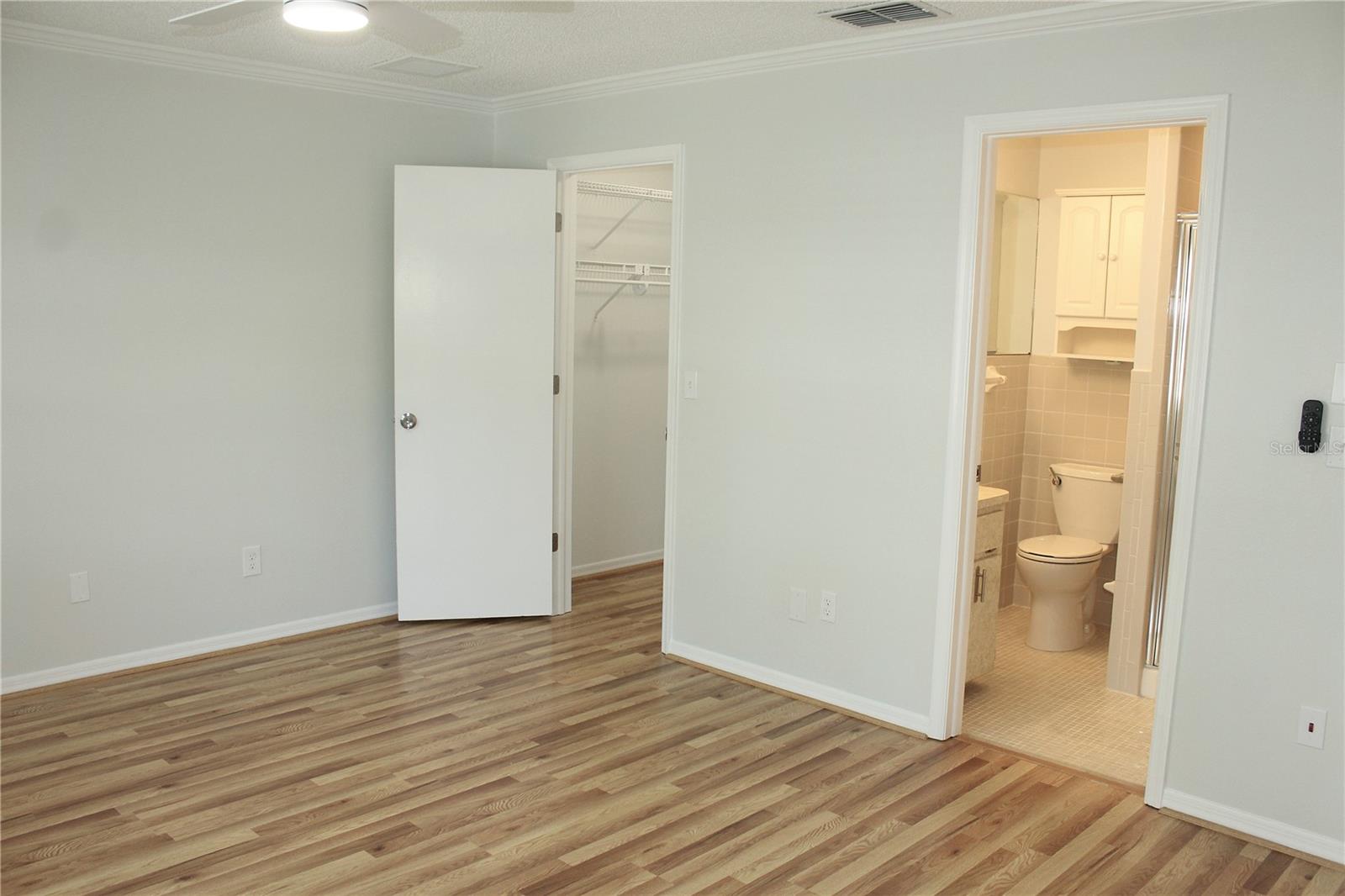 Listing photo id 9 for 6144 Elmhurst Drive