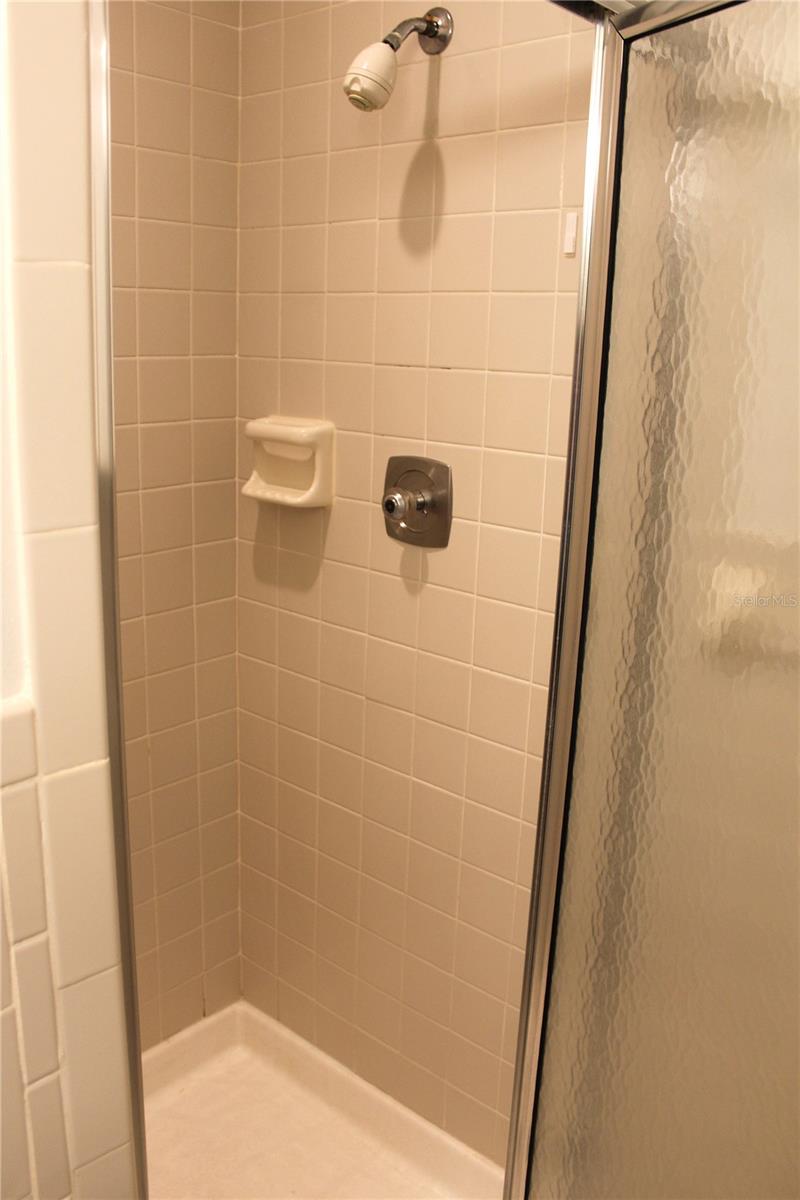 Listing photo id 11 for 6144 Elmhurst Drive