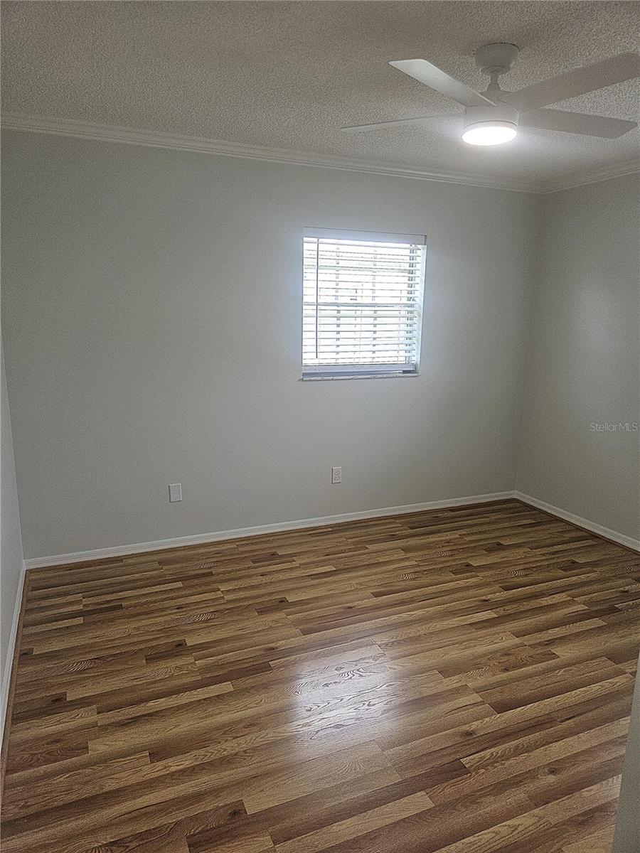 Listing photo id 13 for 6144 Elmhurst Drive
