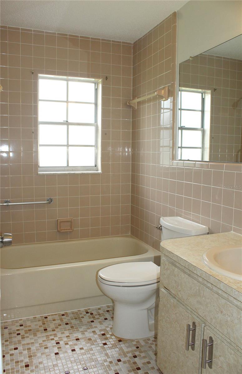 Listing photo id 14 for 6144 Elmhurst Drive