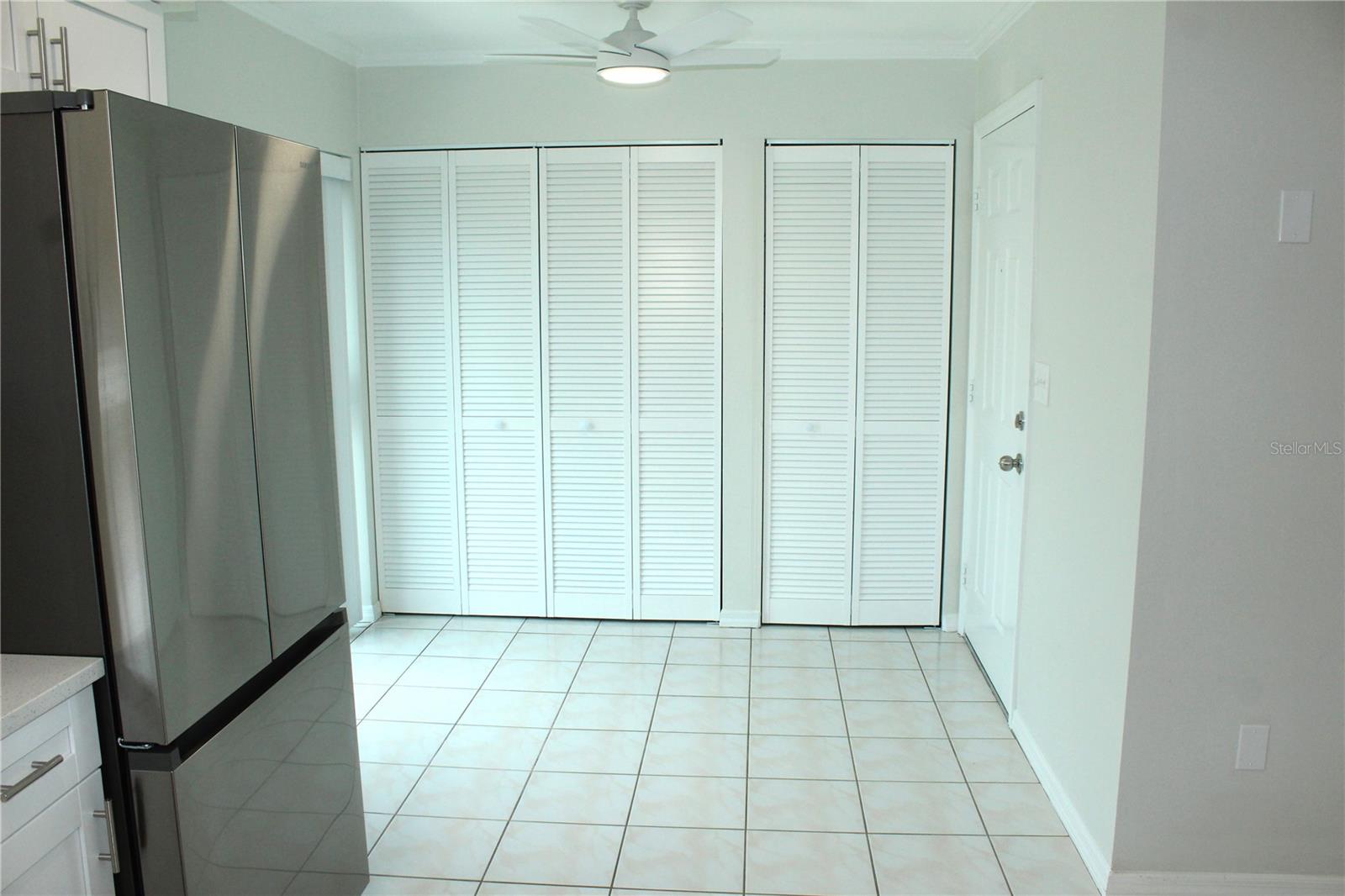 Listing photo id 15 for 6144 Elmhurst Drive