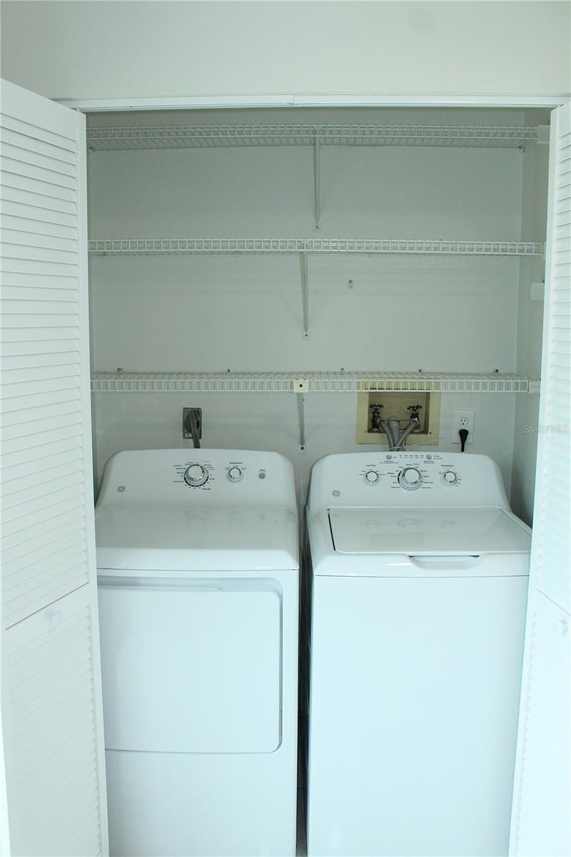 Listing photo id 17 for 6144 Elmhurst Drive