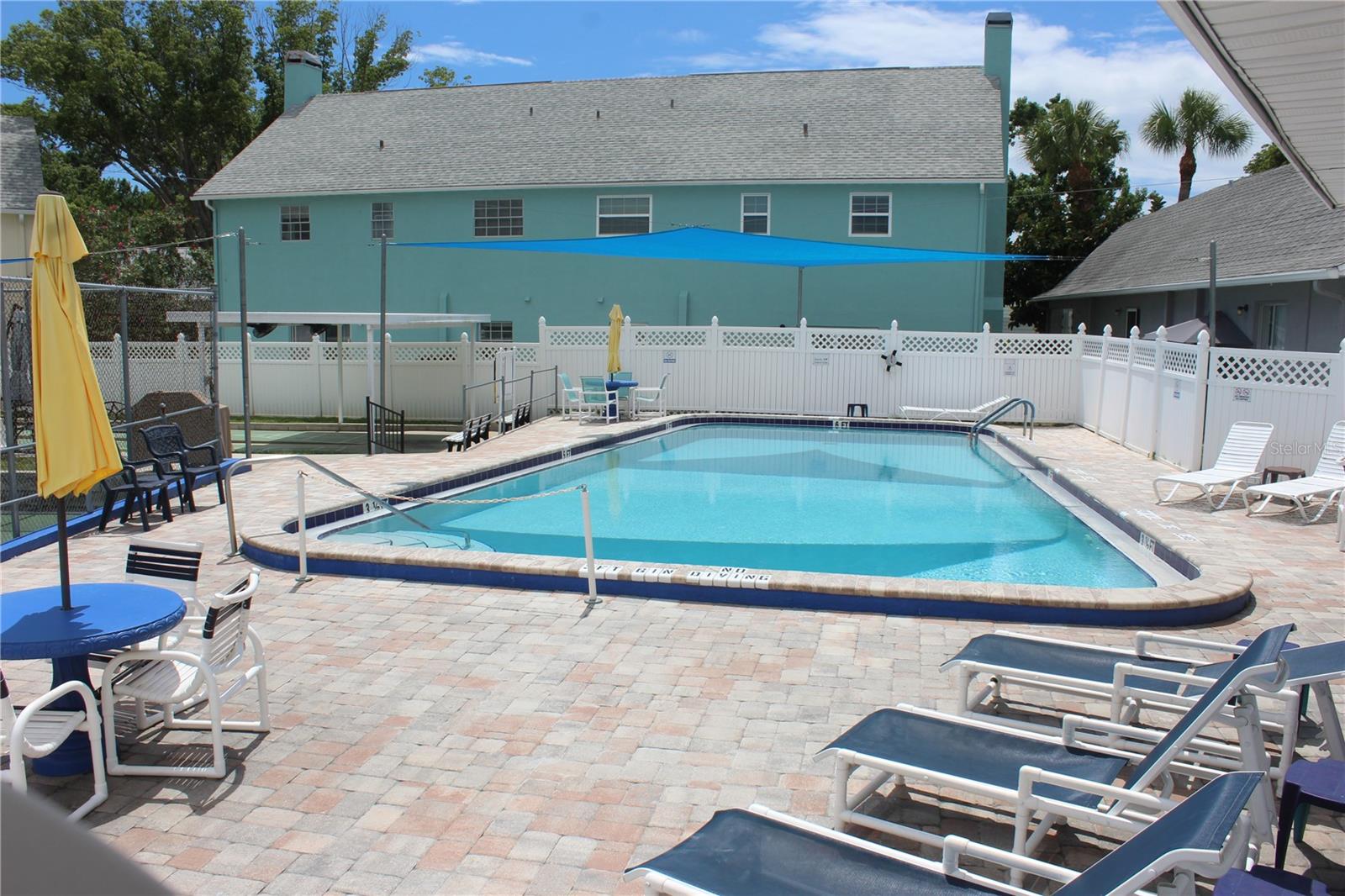 Listing photo id 20 for 6144 Elmhurst Drive