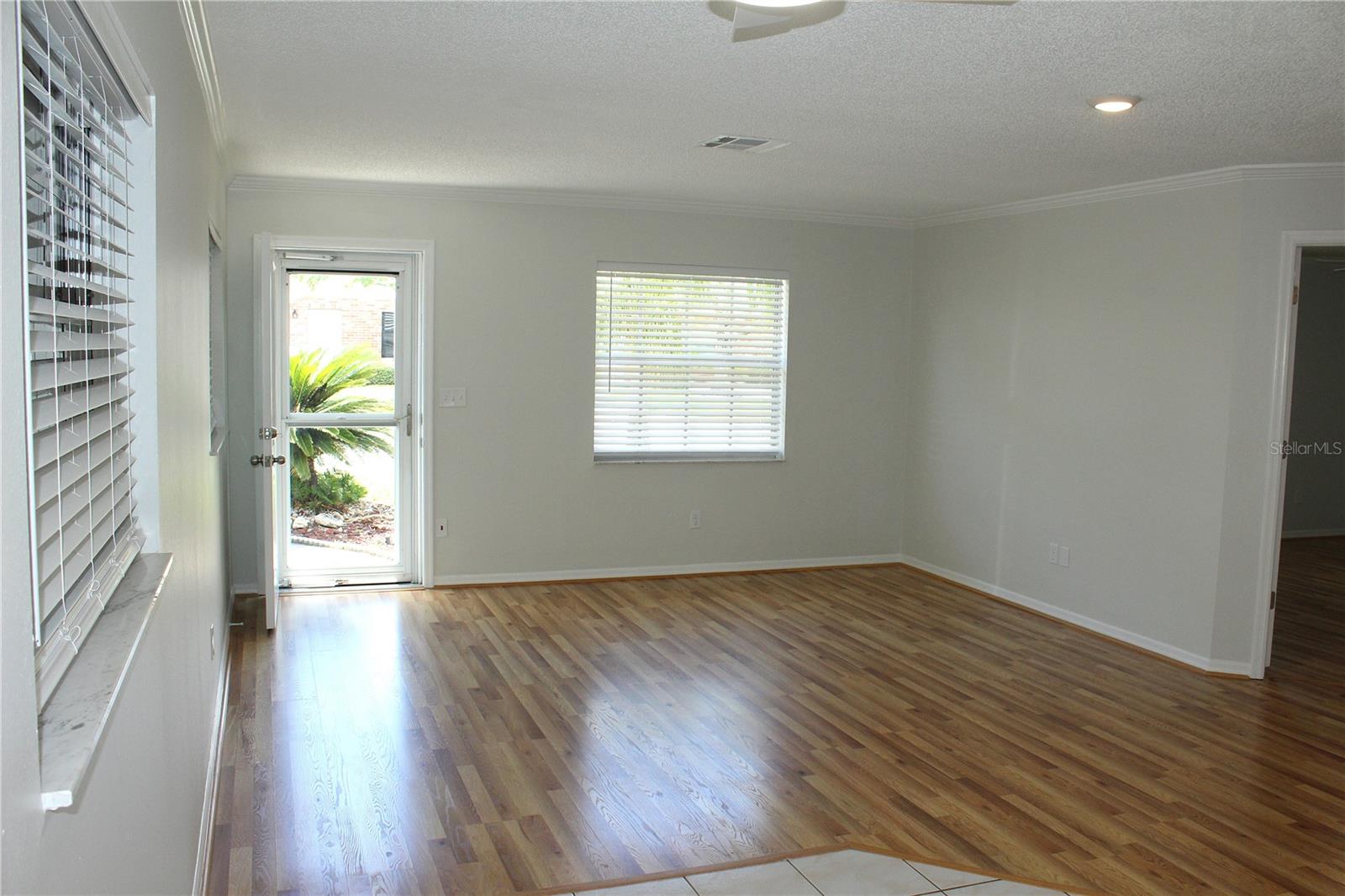 Listing photo id 2 for 6144 Elmhurst Drive