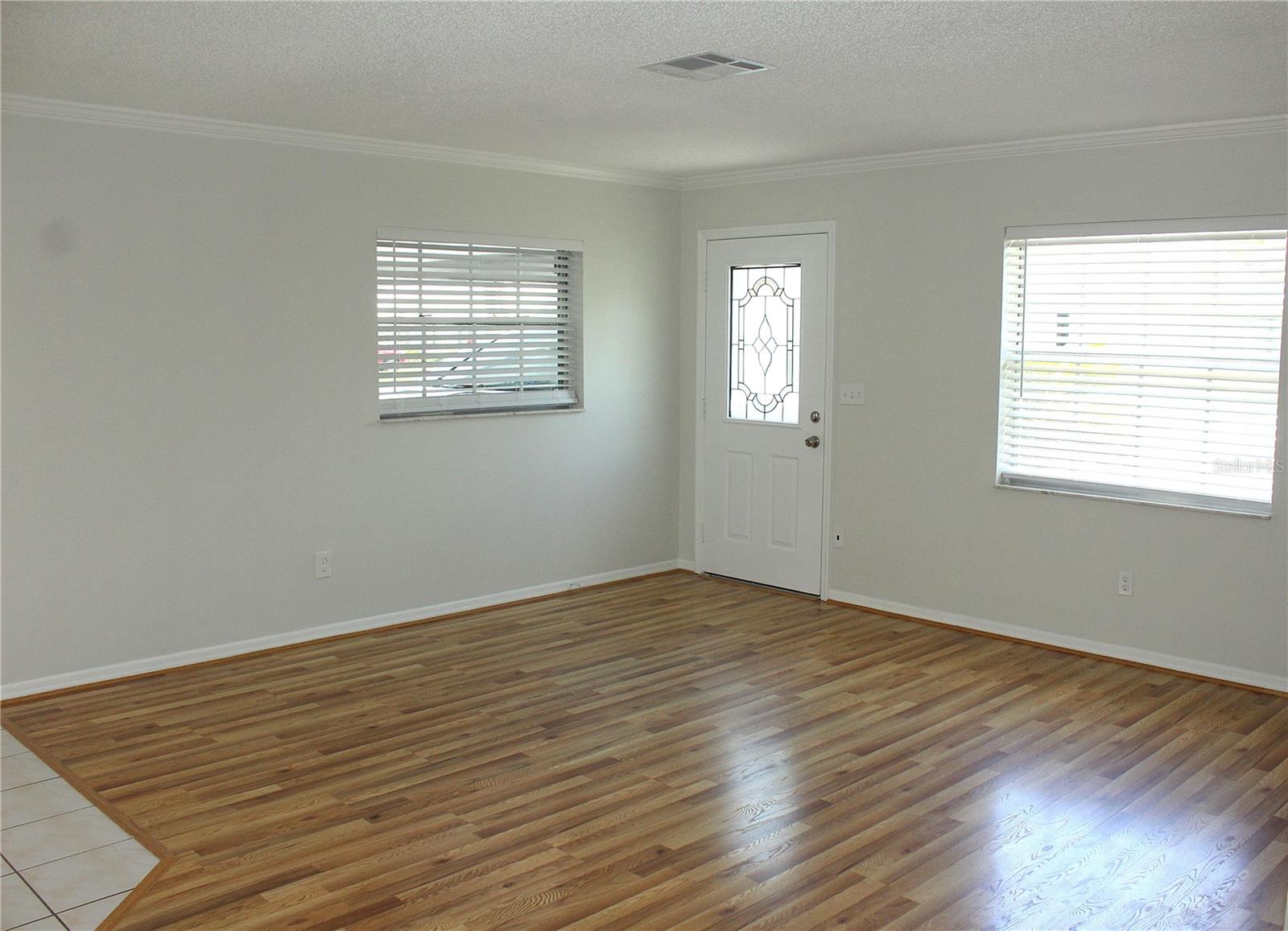 Listing photo id 4 for 6144 Elmhurst Drive