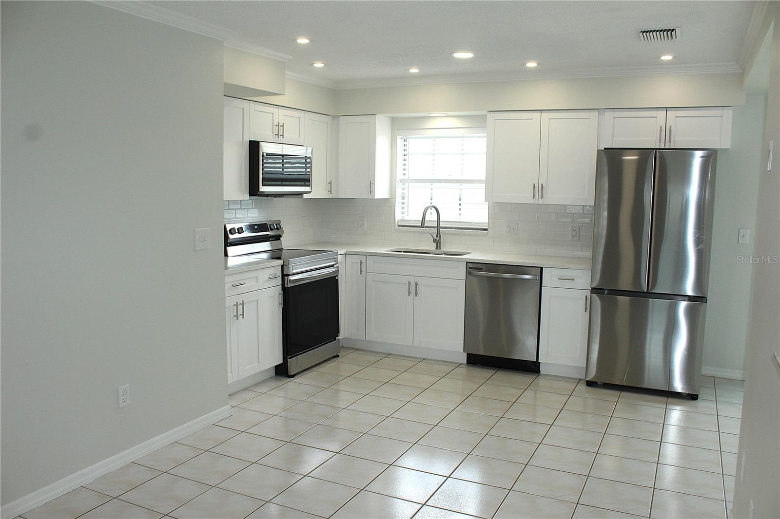 Listing photo id 5 for 6144 Elmhurst Drive