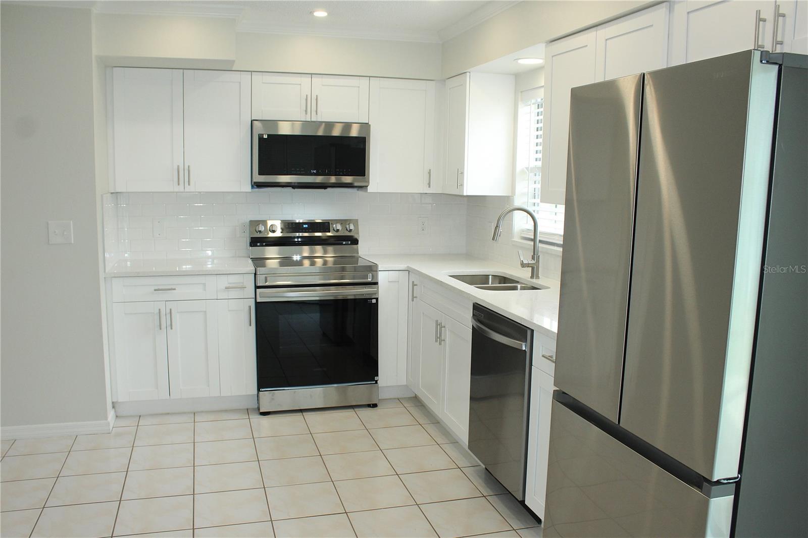 Listing photo id 6 for 6144 Elmhurst Drive
