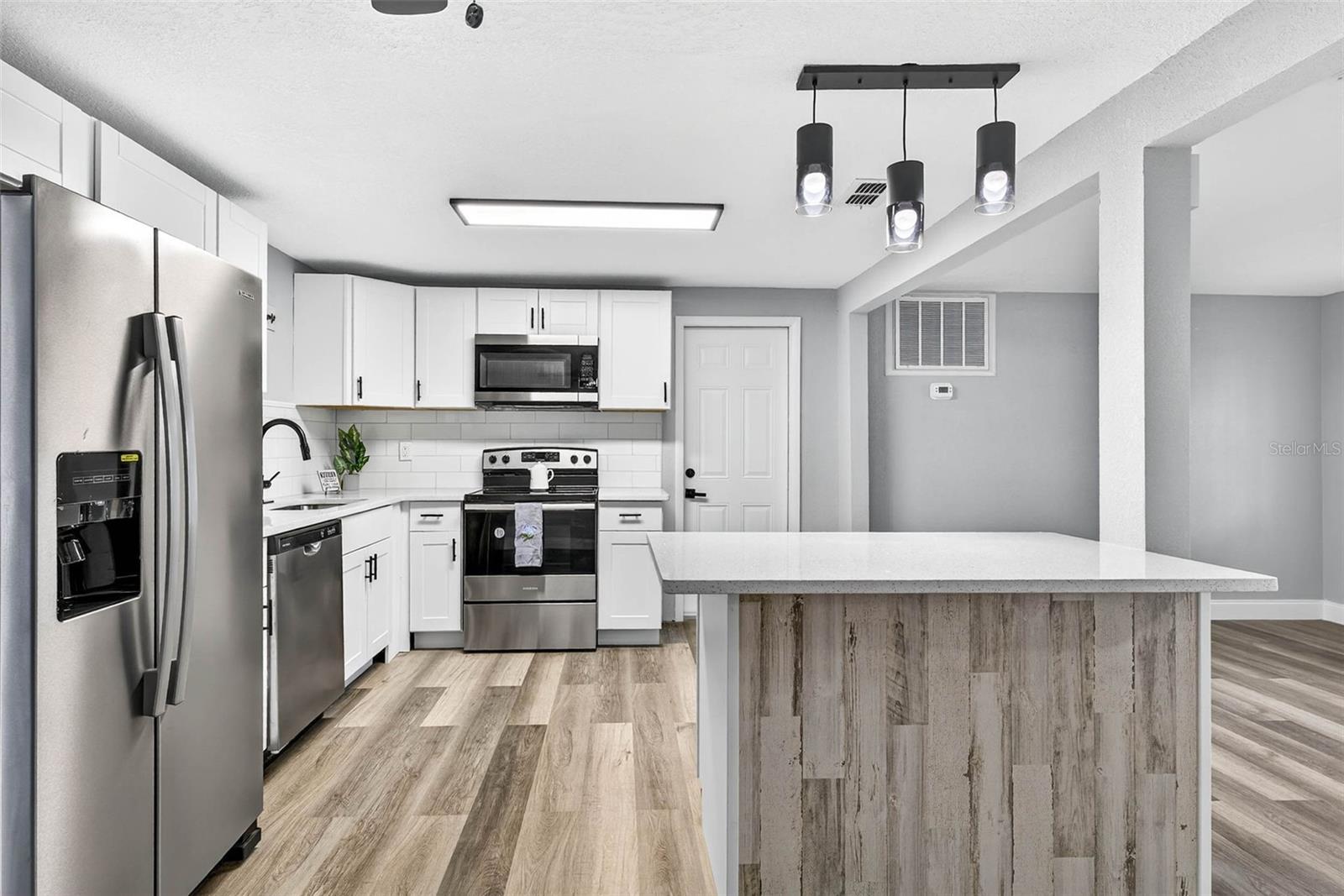 Listing photo id 4 for 3330 Rock Royal Drive
