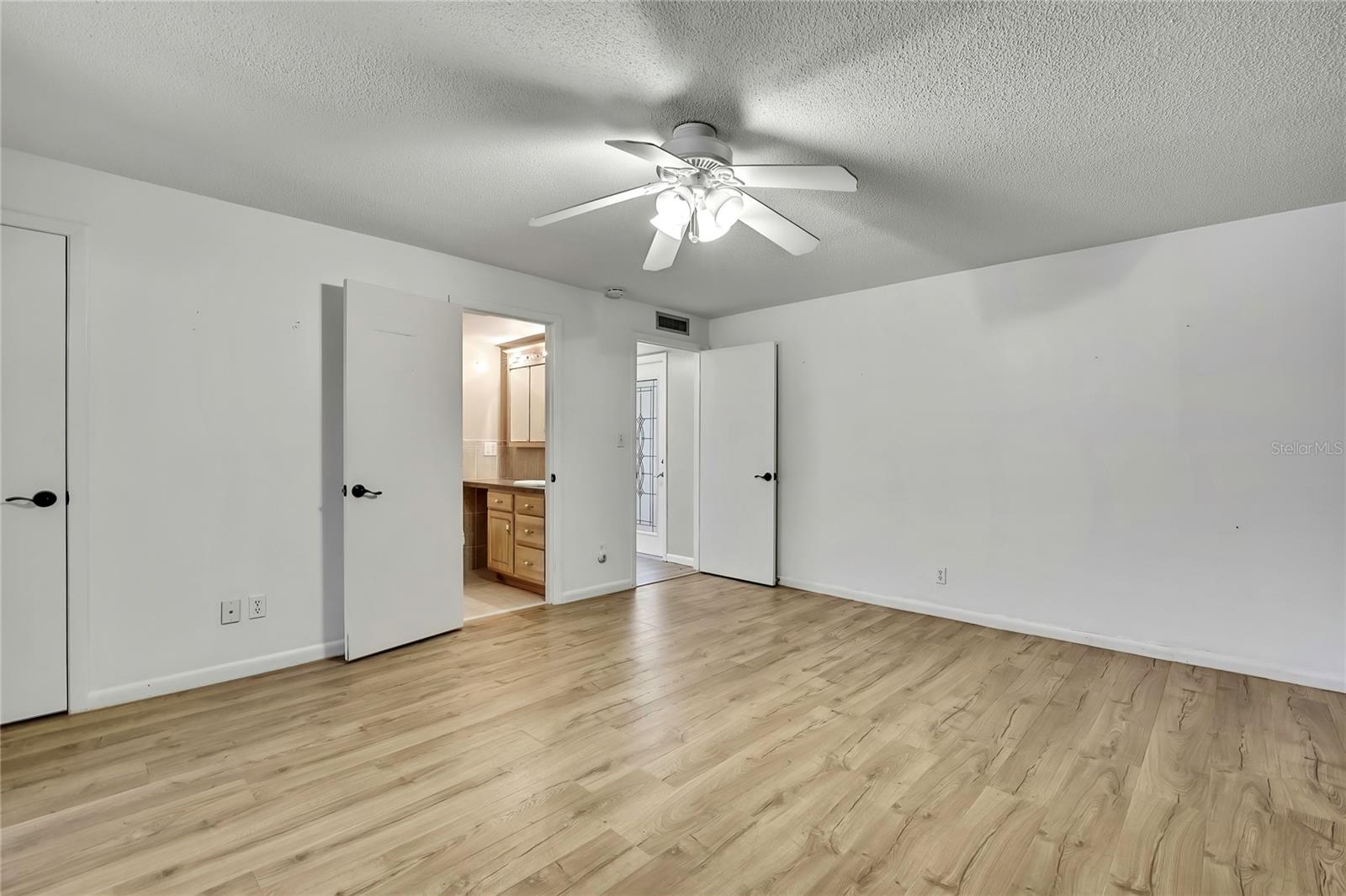 Image 14 of 21 For 57 Douglas Street 105