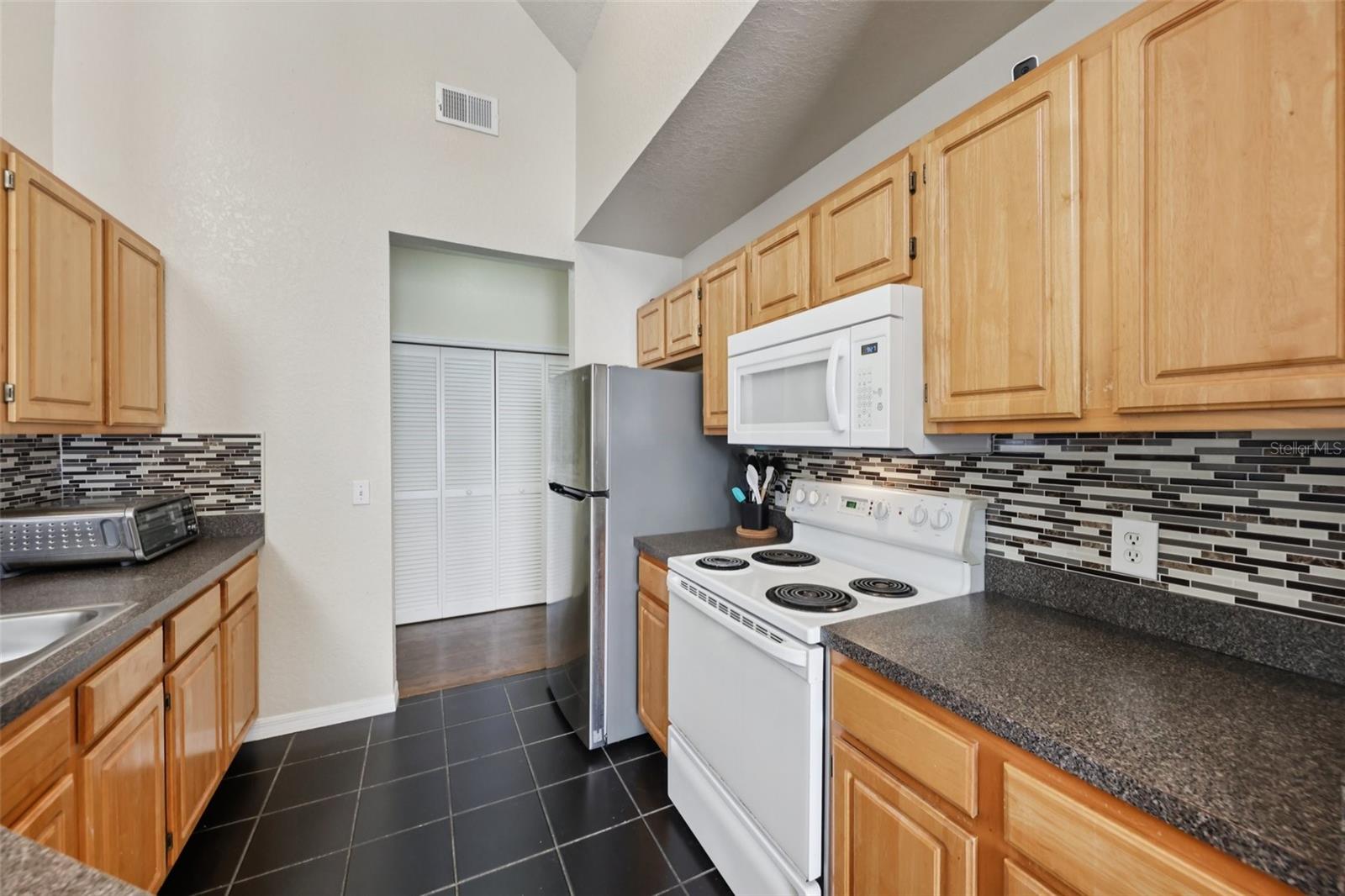 Image 7 of 24 For 6017 Westgate Drive 924