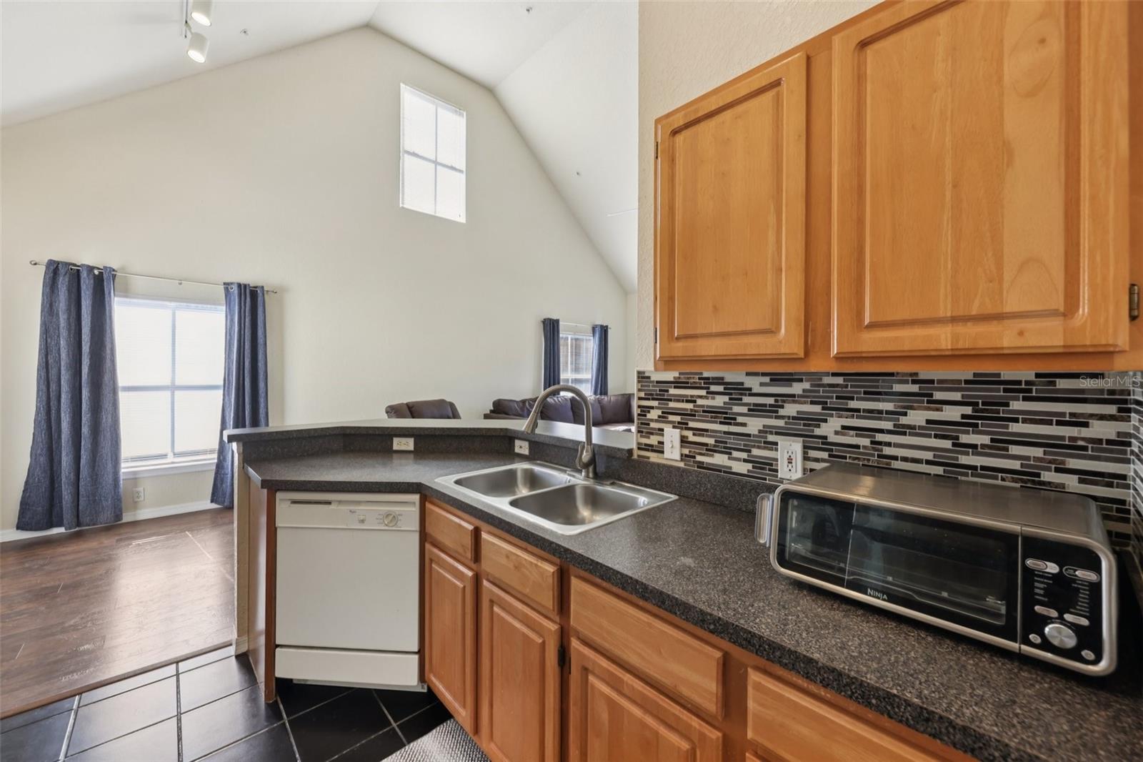 Image 8 of 24 For 6017 Westgate Drive 924