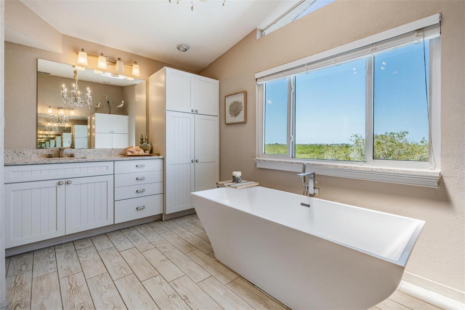 Listing photo id 10 for 6186 Seaside Drive