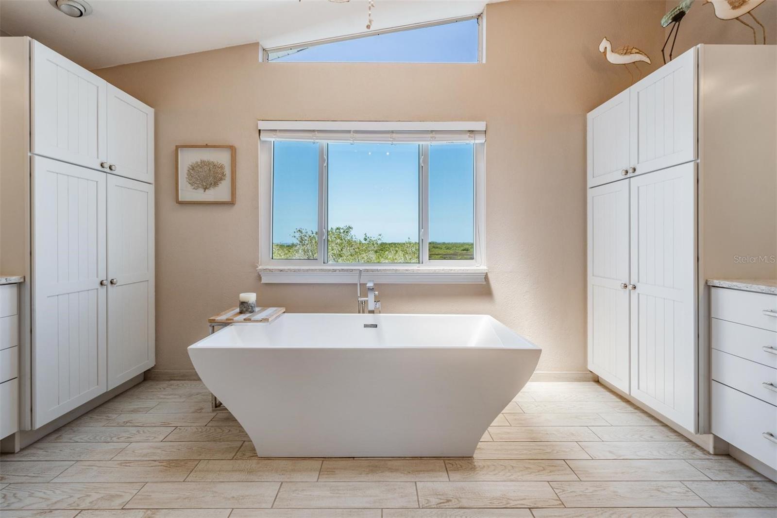 Listing photo id 11 for 6186 Seaside Drive