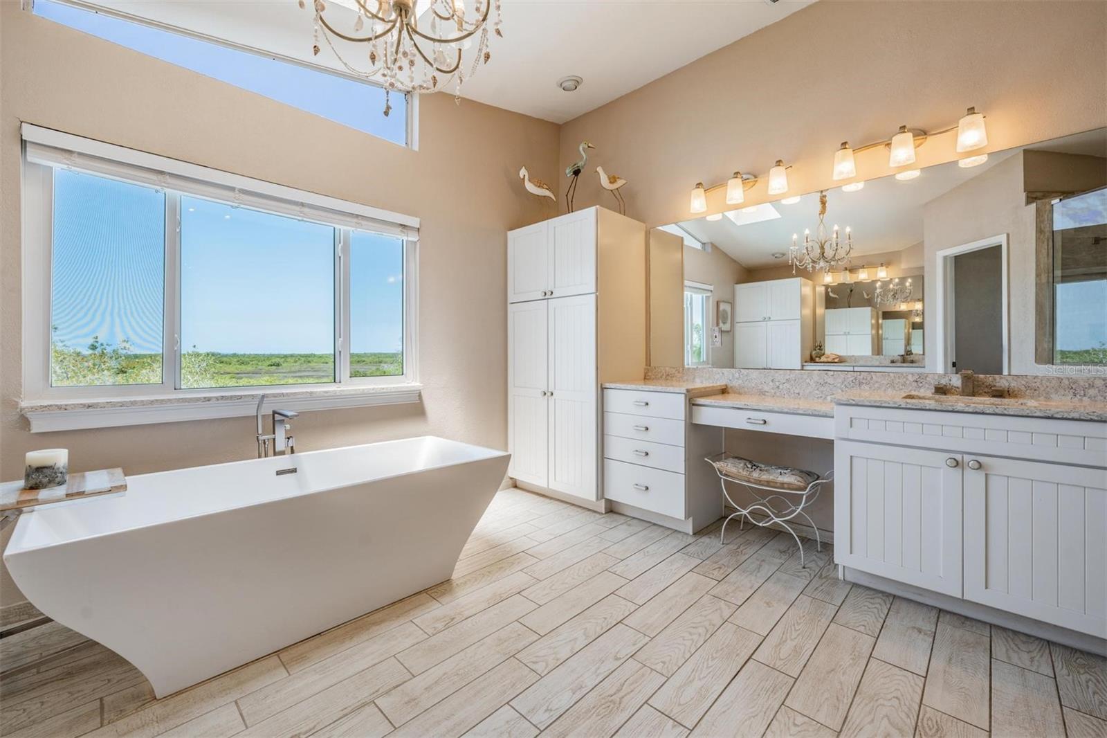 Listing photo id 12 for 6186 Seaside Drive