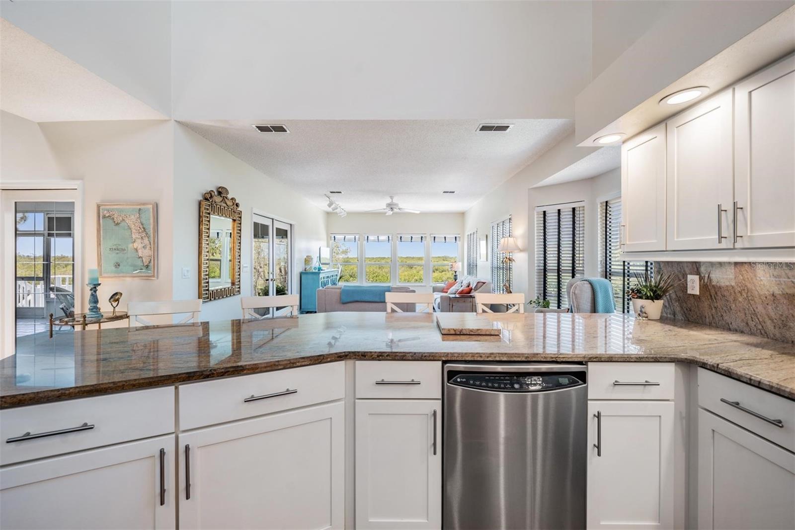Listing photo id 13 for 6186 Seaside Drive