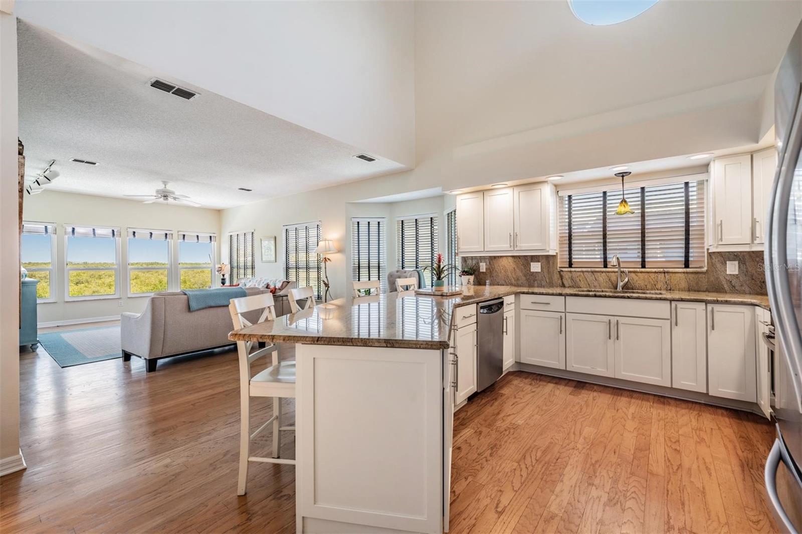 Listing photo id 15 for 6186 Seaside Drive