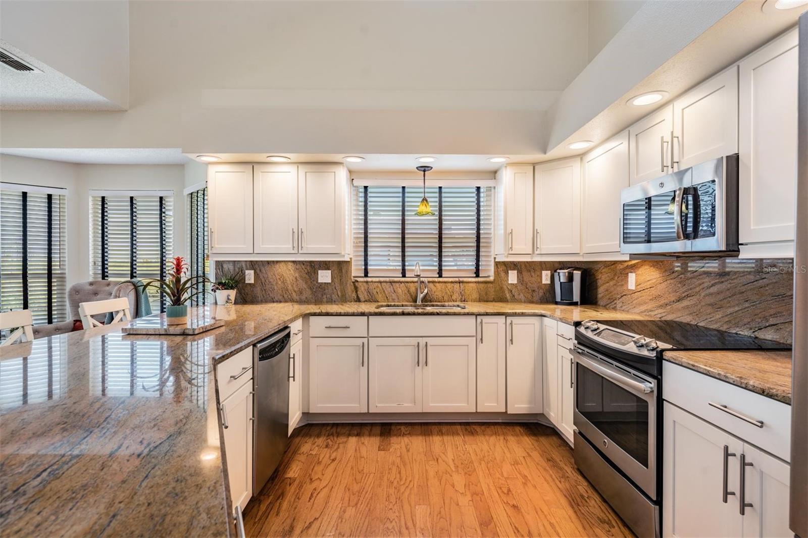Listing photo id 17 for 6186 Seaside Drive