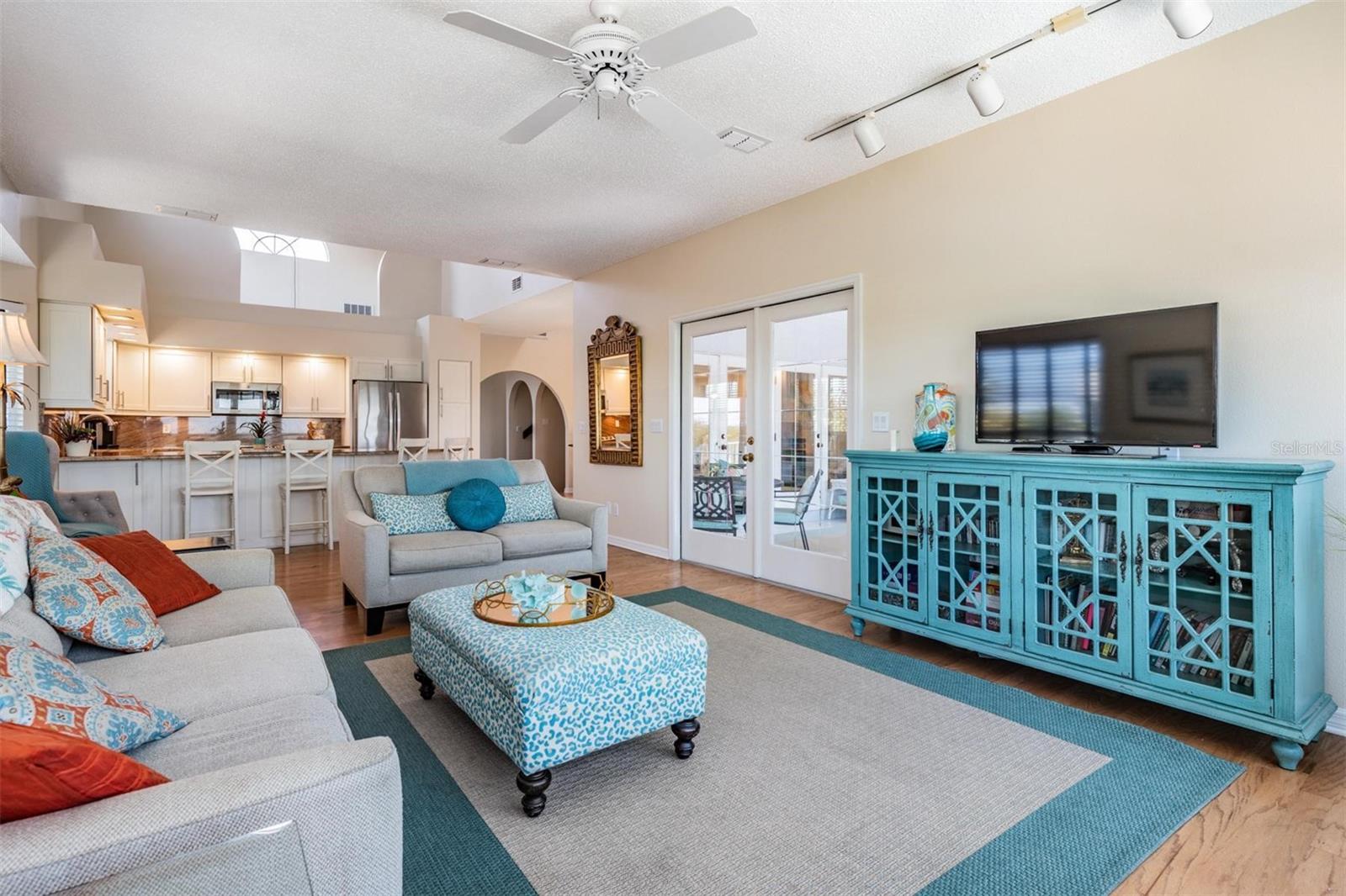 Listing photo id 18 for 6186 Seaside Drive