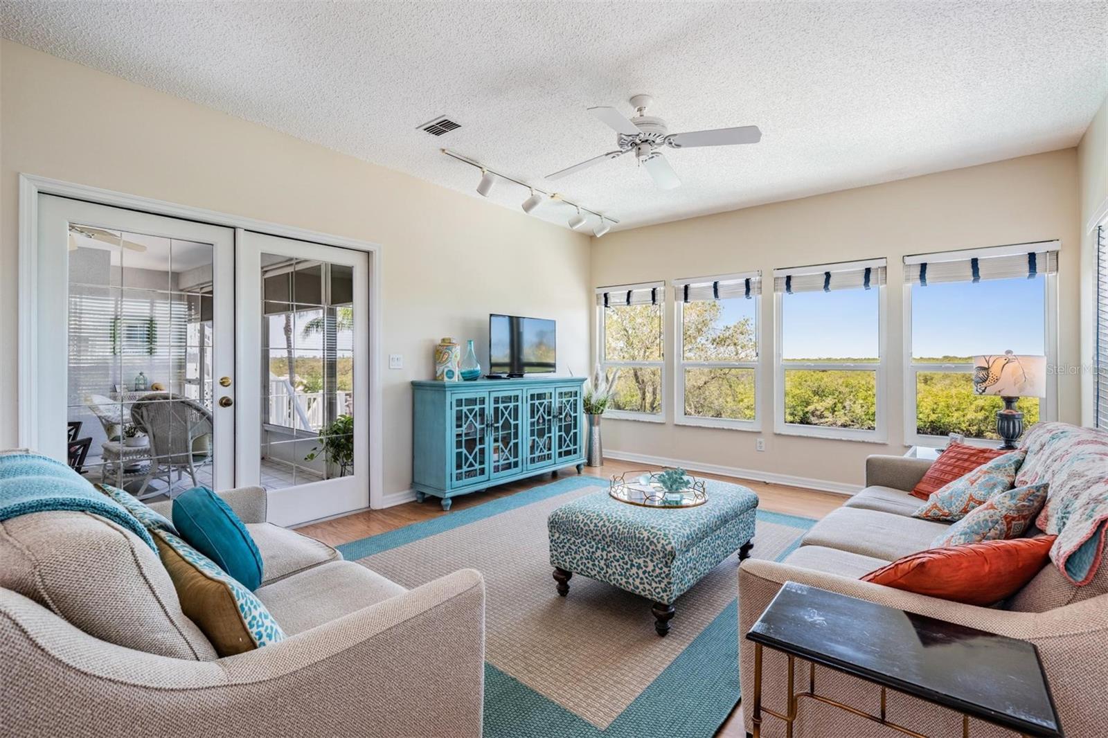 Listing photo id 19 for 6186 Seaside Drive