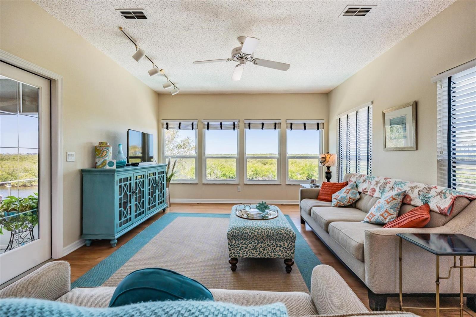 Listing photo id 20 for 6186 Seaside Drive