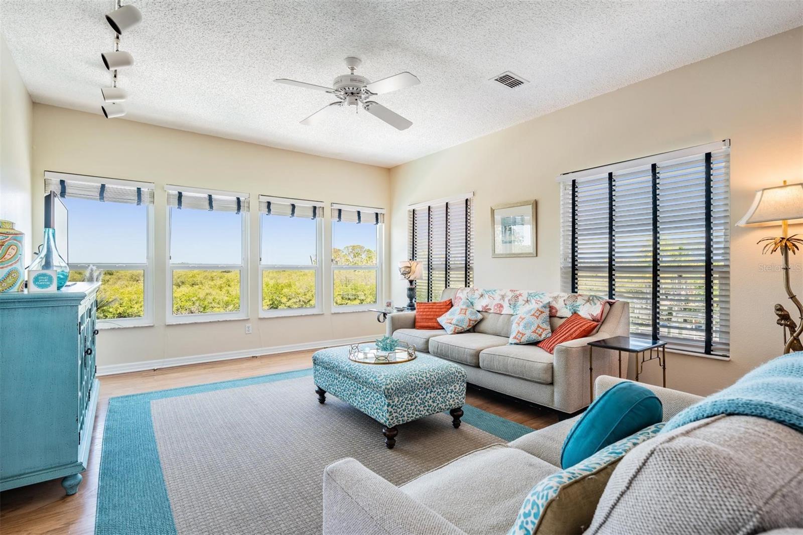 Listing photo id 21 for 6186 Seaside Drive