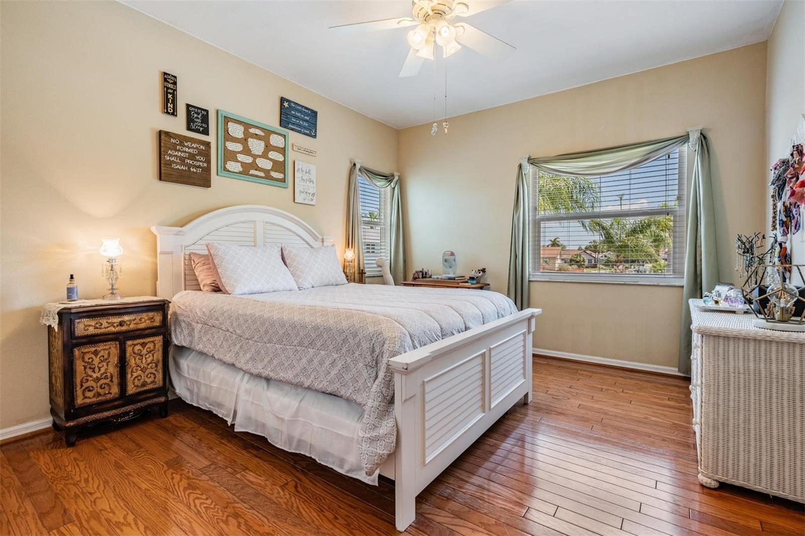 Listing photo id 31 for 6186 Seaside Drive