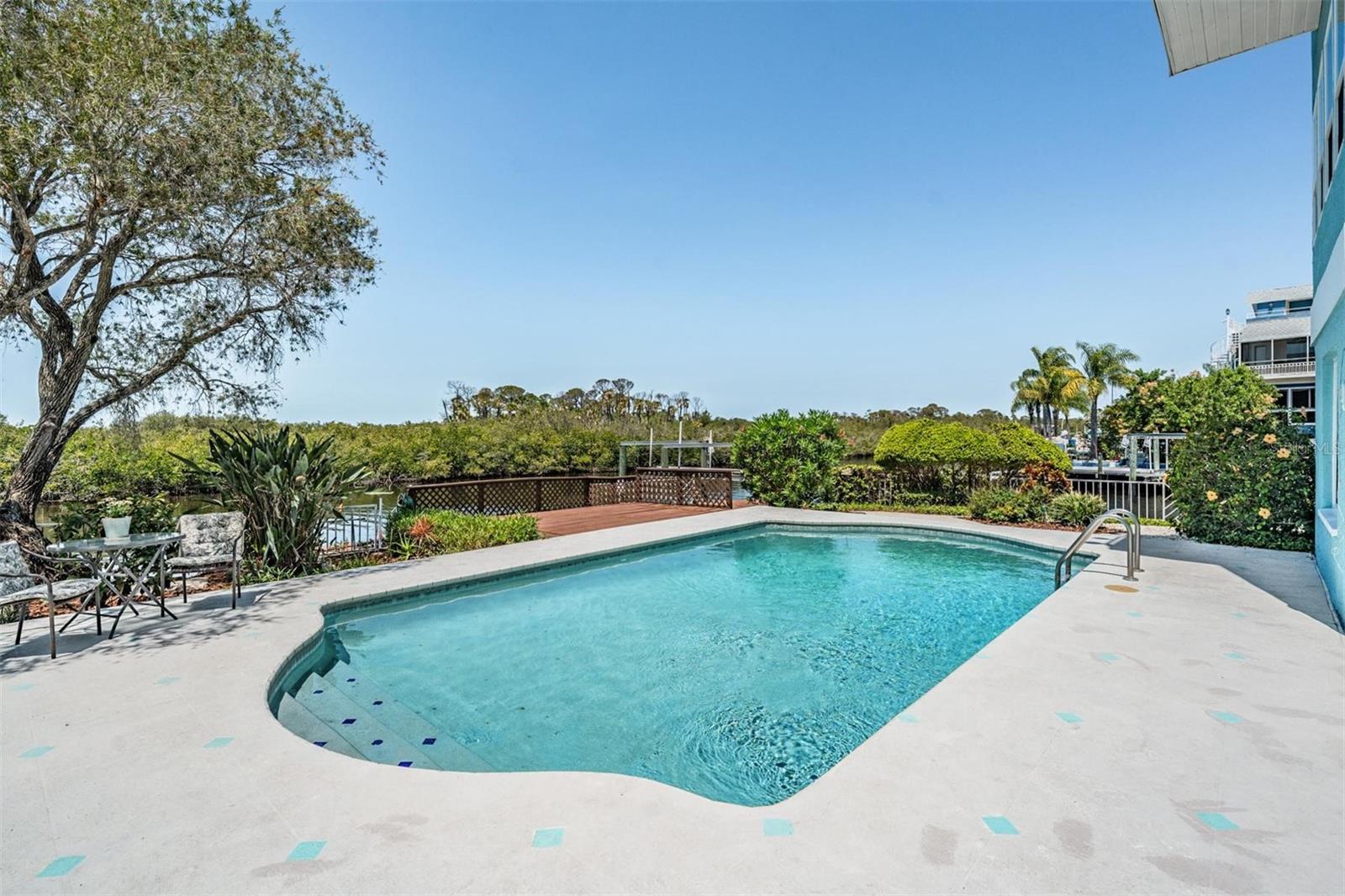 Listing photo id 3 for 6186 Seaside Drive