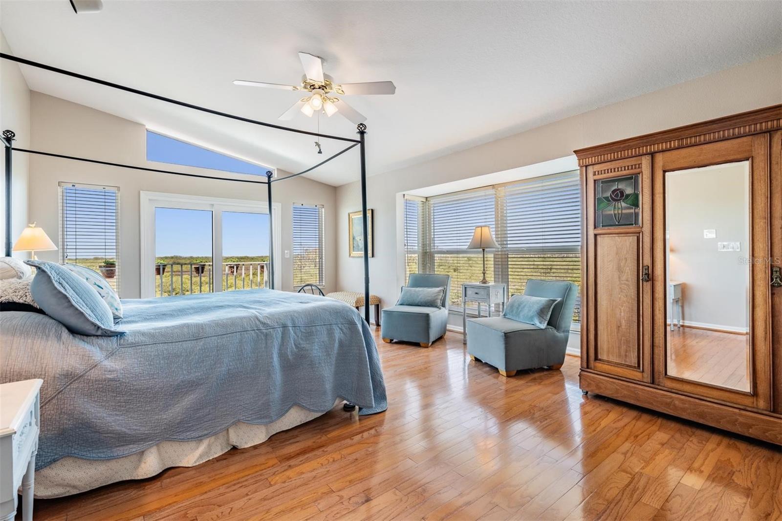Listing photo id 7 for 6186 Seaside Drive