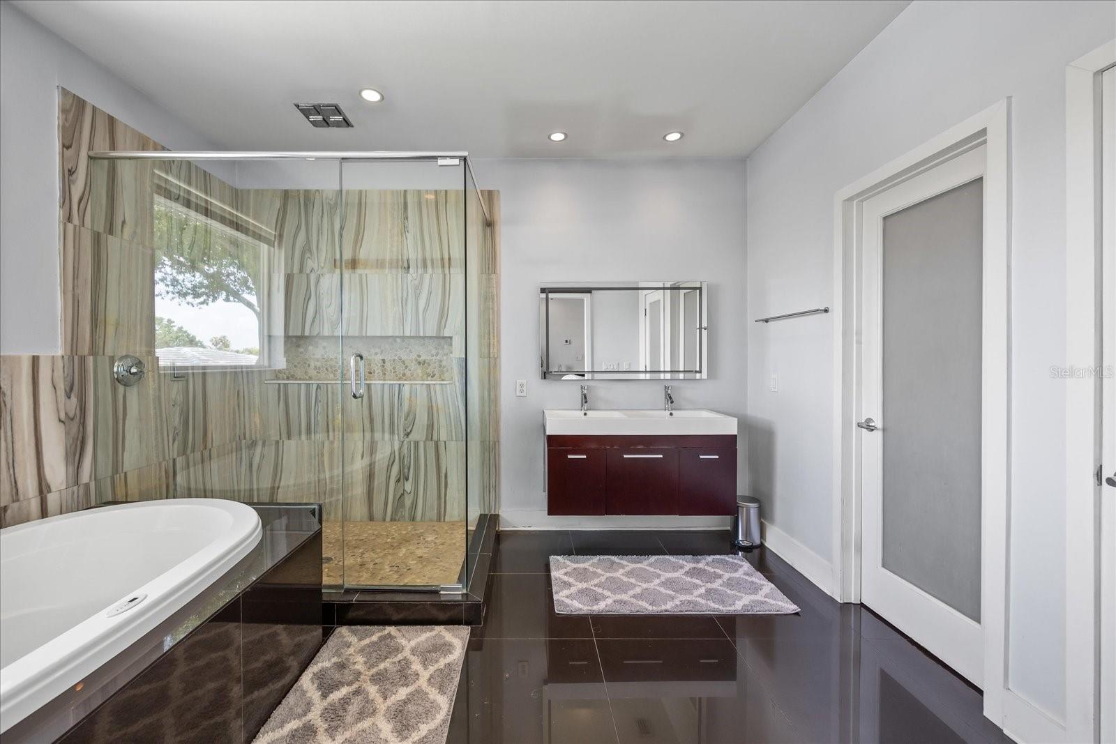 Image 21 of 58 For 3956 Versailles Drive