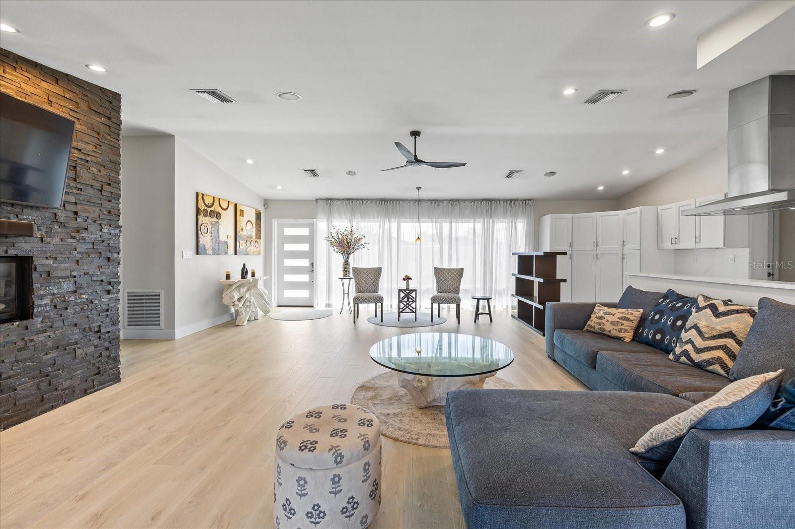 Image 6 of 58 For 3956 Versailles Drive